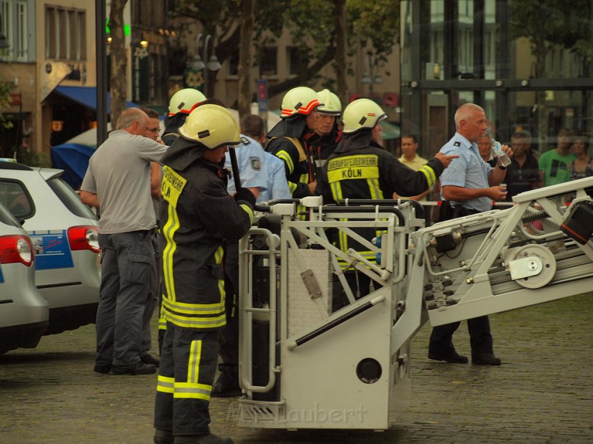 2 Denkmalkletterer hielten Feuerwehr und Polizei in Trapp Koeln Heumarkt P210.JPG